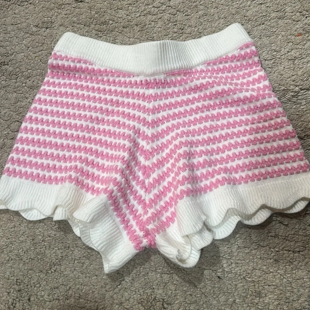 Yllw pink and white scalloped shorts size small EUC